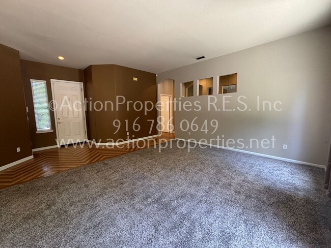 Building Photo - Single Story, Possible In-law or Great Hom...