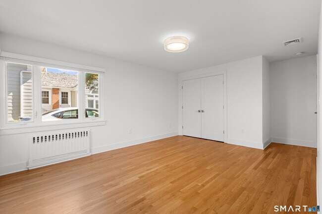 Building Photo - 25 Crescent Bluff Ave