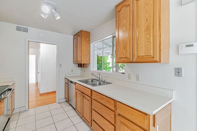 Building Photo - Classic Ranch Style Home in Top School Dis...