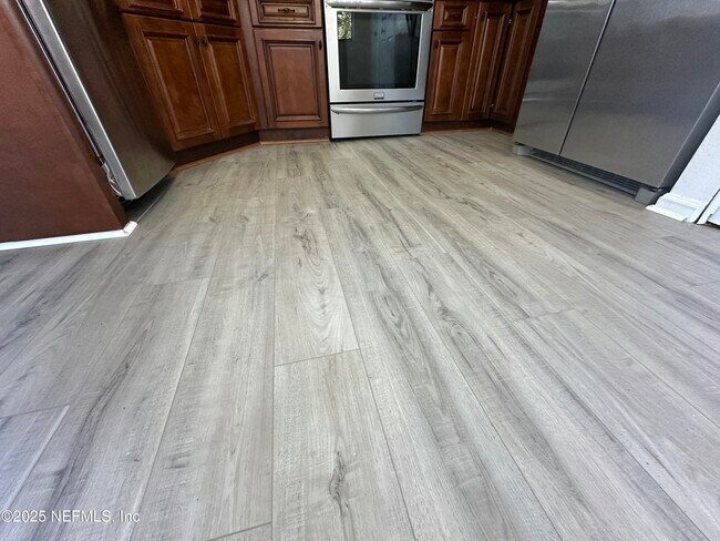 Building Photo - 3801 Crown Point Rd