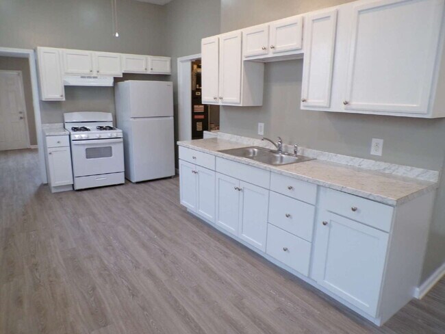 Building Photo - 2 bedroom, 1 bathroom house in Russell neighborhood