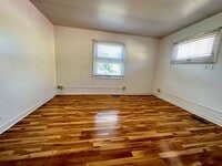 Building Photo - Pre-leasing for August 2026: Prime Locatio...