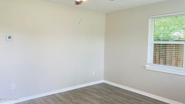 Building Photo - 914 N Wild Olive Ave