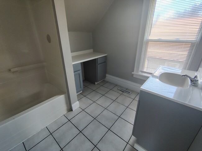 Building Photo - 514 Sheridan St