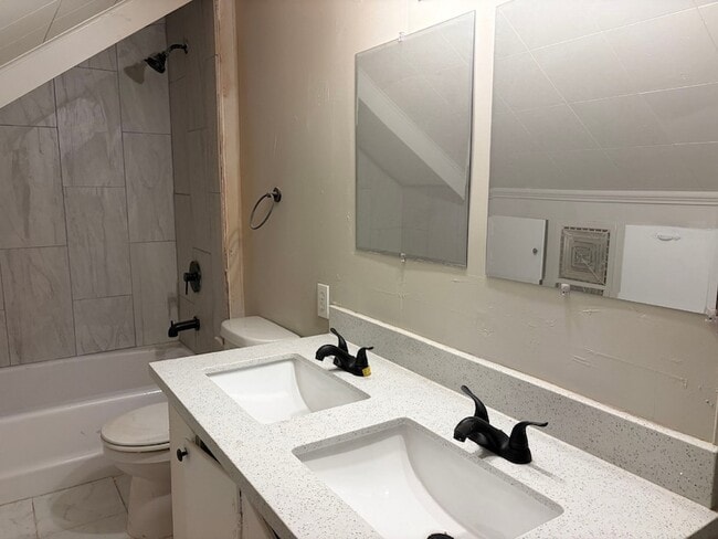 Building Photo - 3150 Roberts Ave