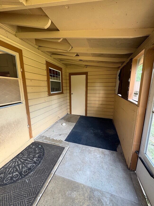 Building Photo - 211 Latch Dr