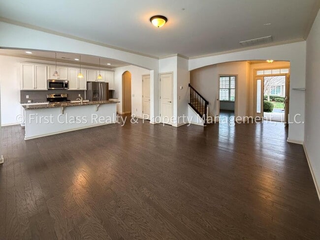 Building Photo - 565 Park View Drive