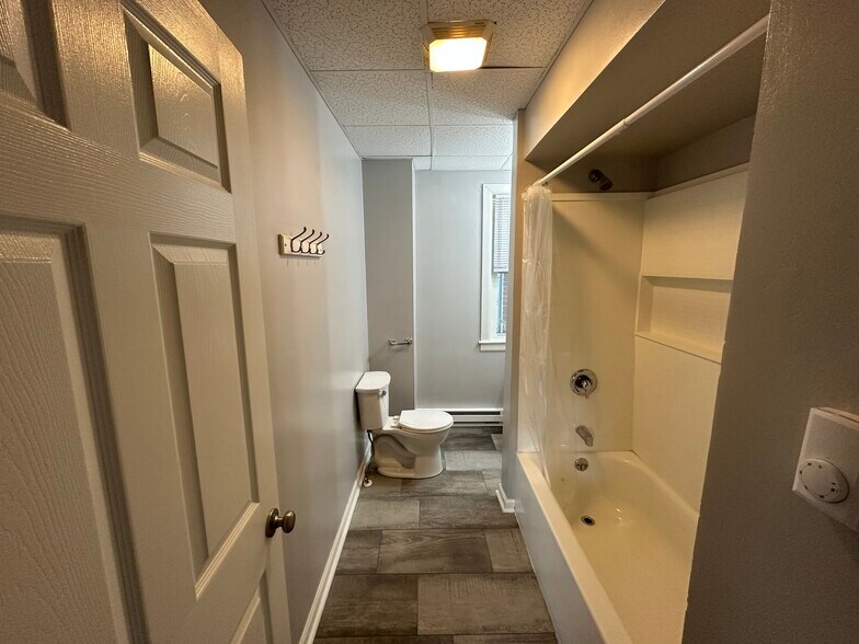 Bathroom view 1 - 18 W North St