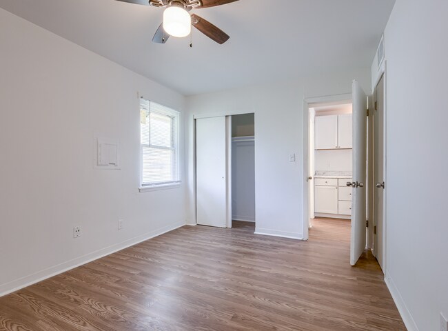 Building Photo - 15216 Bellaire Ave
