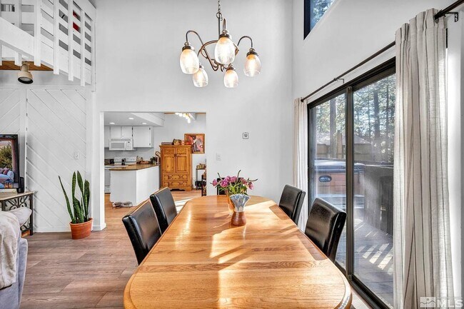Building Photo - Unurnished condo Stateline