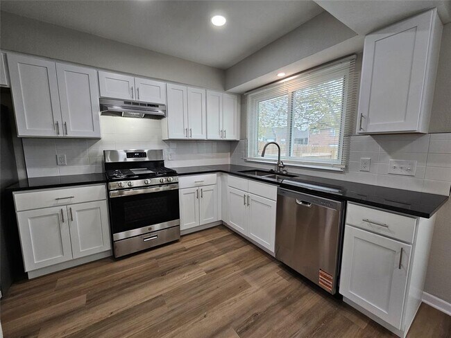 Building Photo - 1416 Hyridge Cir