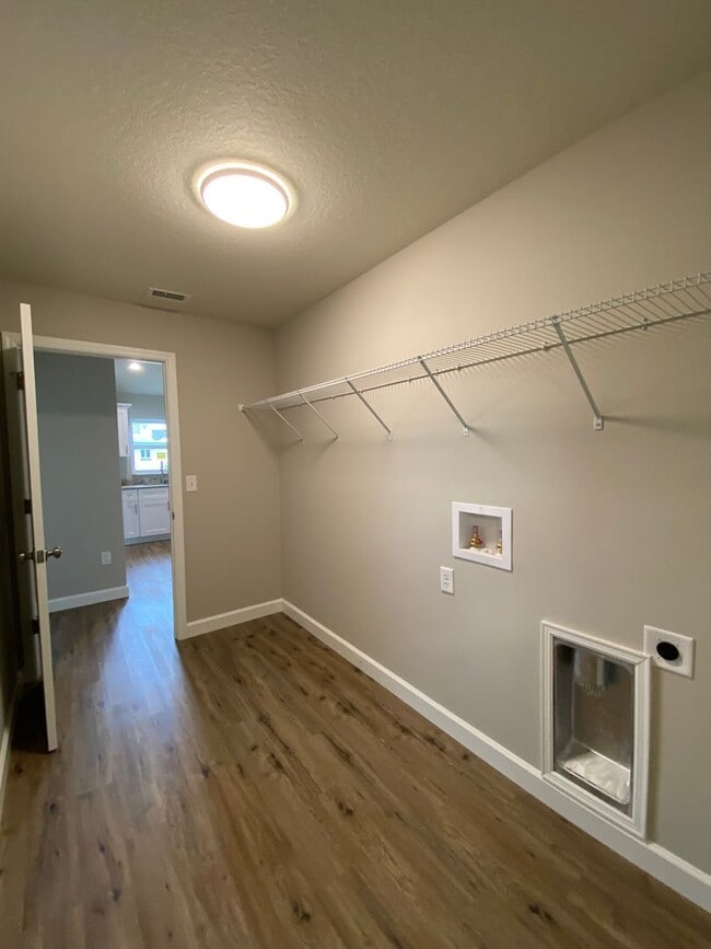Building Photo - Will NOT be ready to show until. MID OCTOB...