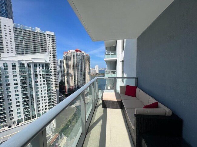 Building Photo - 1300 Brickell Bay Dr