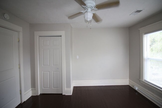 Building Photo - 3 bed -1.5 bath house near GVSU Pew Campus.
