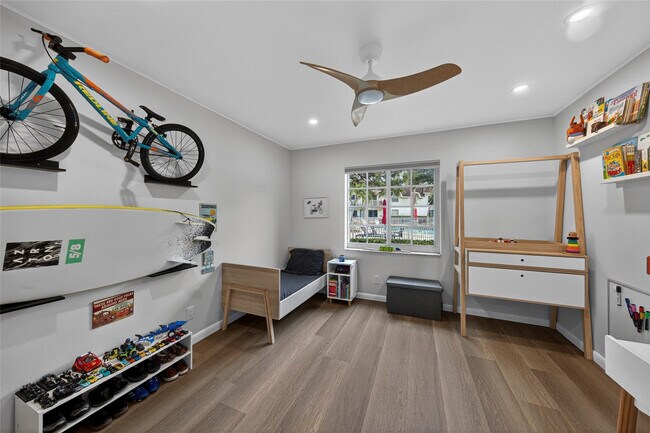 Building Photo - 700 SE 2nd Ave