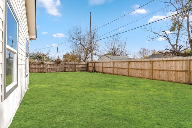 Building Photo - 8056 Meadowbrook Dr