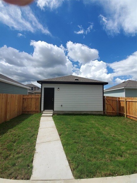 Building Photo - 1717 Fountain Bridge Dr