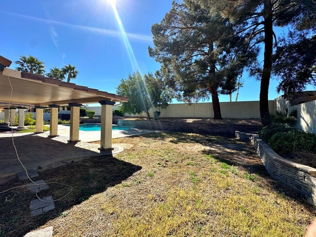 Building Photo - Green Valley Luxury Single Story: Pool, Putting Green, 4 Bedrooms, SOLAR!