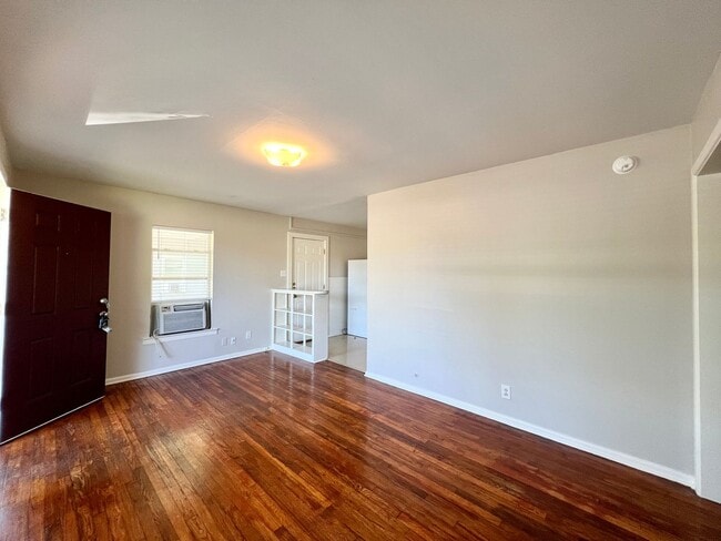 Building Photo - Availably July 12: Charming 3 Bedroom 1 Ba...
