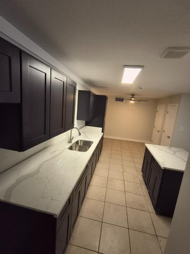 Building Photo - 5 bedroom in PHOENIX AZ 85031