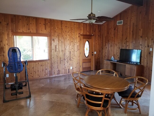 Building Photo - Spacious Studio in the Heart of Oceanside-Utilities Included