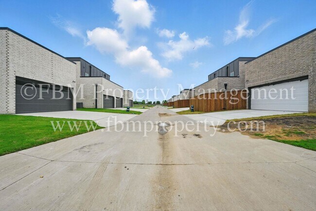 Building Photo - 2121 Luna Dr
