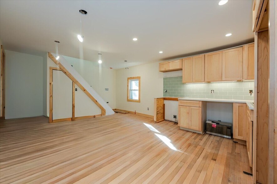 Building Photo - 132A Raymond St