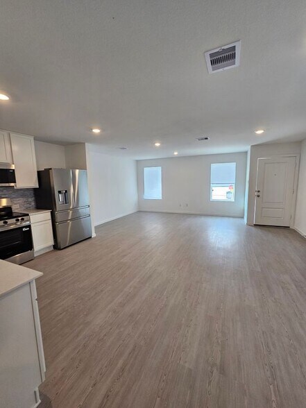 Building Photo - 393 Rd 590106