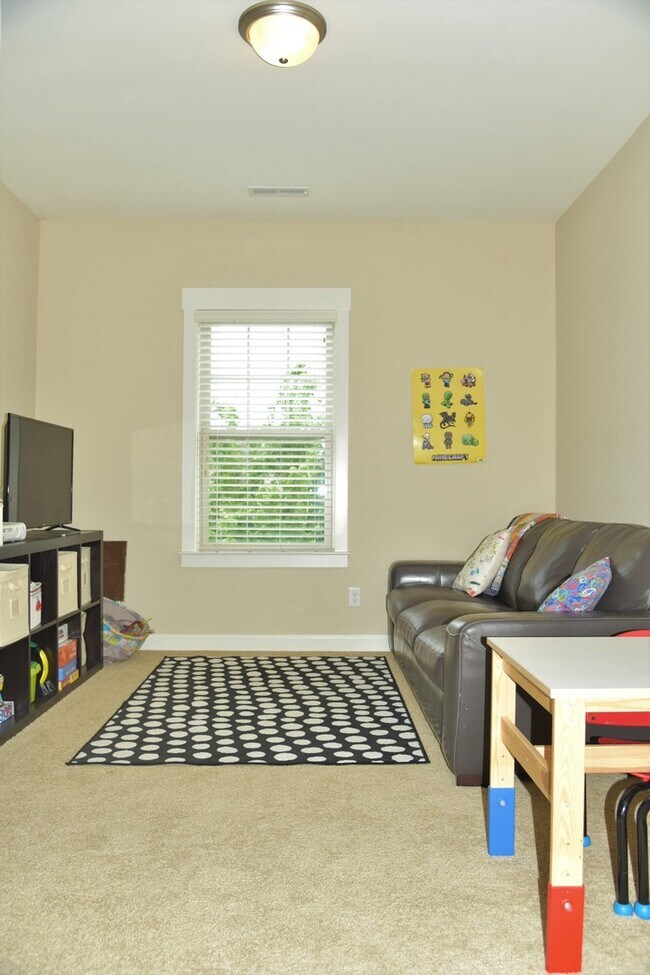 Building Photo - Beautiful, Spacious 4 bedroom 3 bath home ...