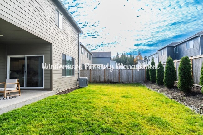 Building Photo - Stunning Soundview Estates 5 bedroom home