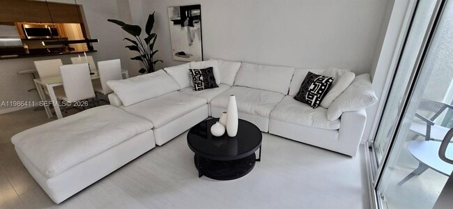 Building Photo - 347 N New River Dr E