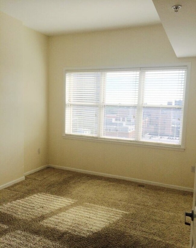Building Photo - "Chic Urban Retreat: Stylish 1-Bed Condo with Hardwood Floors in the Heart of Denver!"