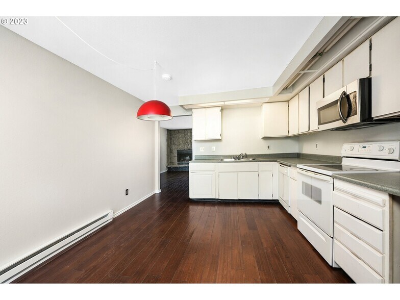 Building Photo - 1470 SE Walnut St