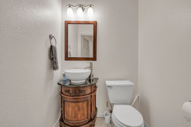 Building Photo - Spacious home on Montrose