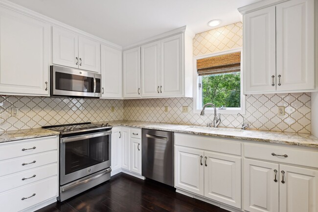 Granite tops, tiled back splash, SS appliances, and great cabinet space - 1541 Hollybrook Rd