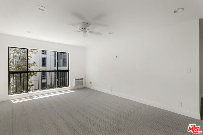 Building Photo - 10982 Roebling Ave