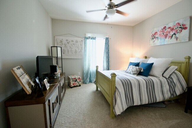 Building Photo - 3 Bed 3.5 Bath Luxury Townhome in Convenient Location!
