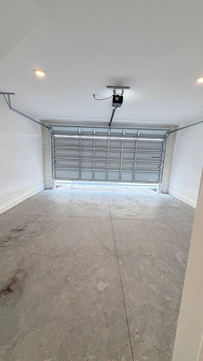 Building Photo - 15045 Groveside Rd