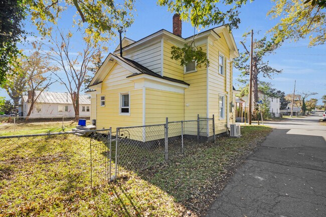 Building Photo - 522 Crawford St