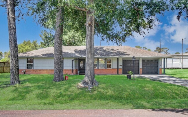 Building Photo - 1417 Longhorn Dr