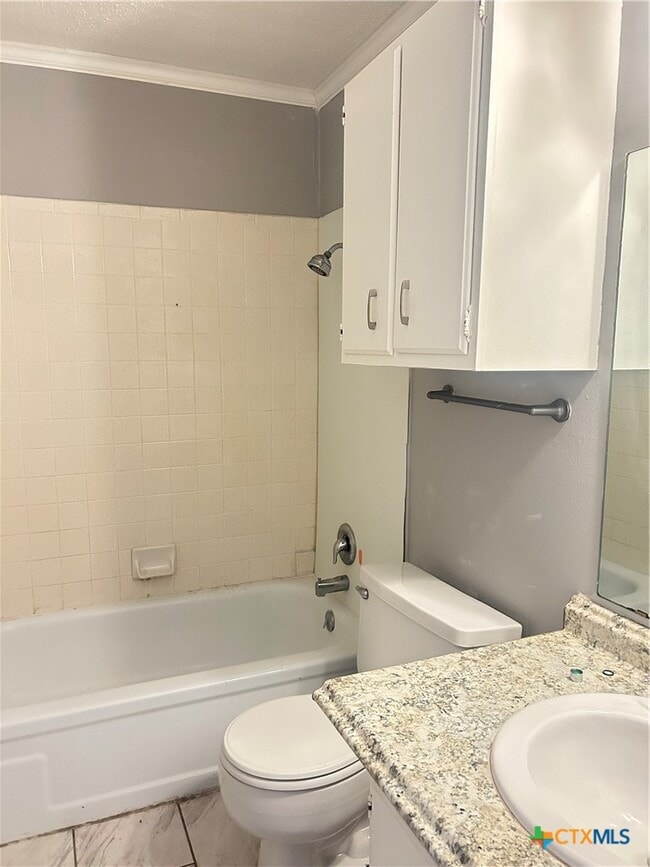 Building Photo - 1051 Country Club Dr