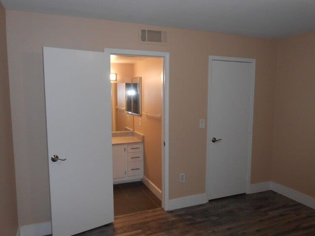 Building Photo - 2nd Floor 2 Bedroom Condo in Gated Community