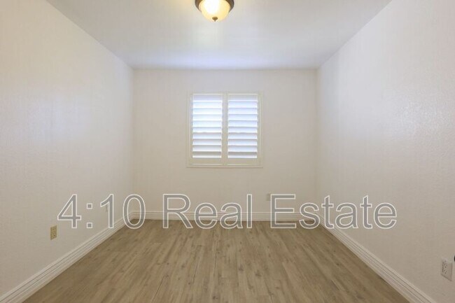 Building Photo - 951 E Leeward Ln