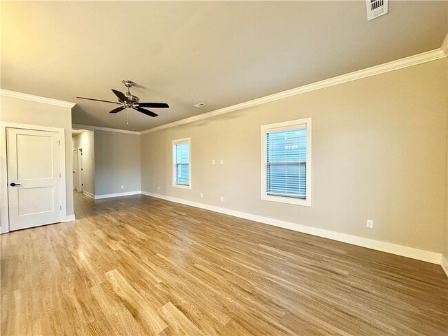 Building Photo - 812 NE Hts Ln