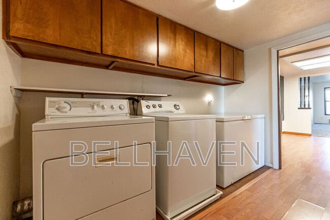 Building Photo - 213 W 37th St