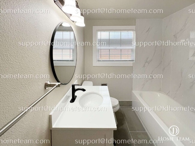 Building Photo - "Charming 4-Bed Haven in Tacoma with Spaci...