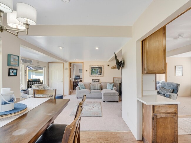 Building Photo - 5842 Seaside