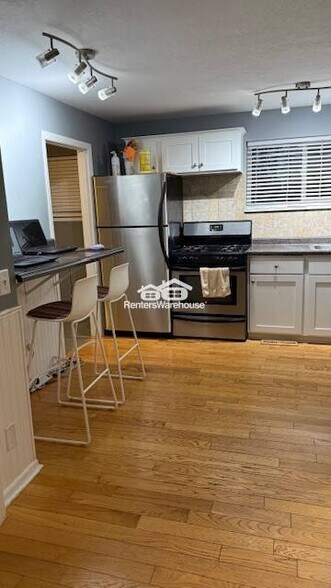 Building Photo - 708 10th Ave SE