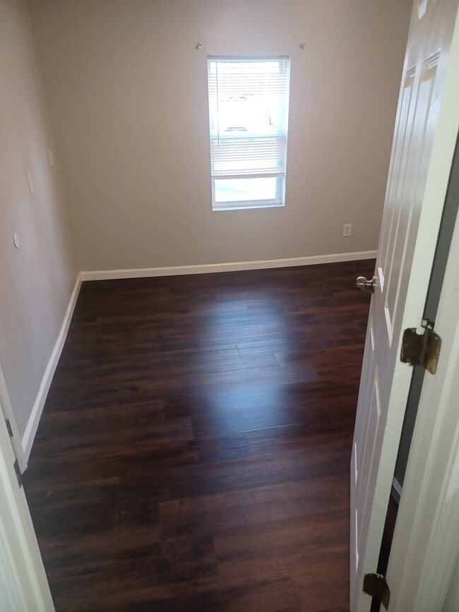 Building Photo - 10567 Decker Ave