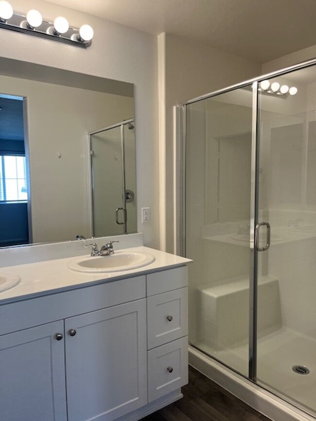 Building Photo - Murrieta Townhome, Downstairs ADA Bed/Bath